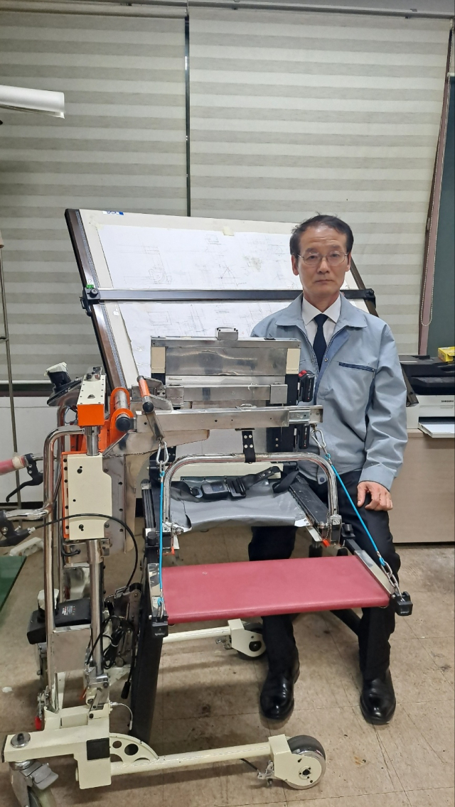 김기석 화인로보텍 대표가 자사의 주행 및 승하차기능 복합 휠체어의 기능에 대해 설명하고 있다. 정우태 기자
