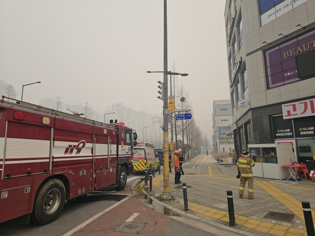 지난달 26일 촬영한 경북도청신도시 모습. 도시 내 예천군 호명읍에 산불 영향을 연기가 가득 차 있다. 윤영민 기자