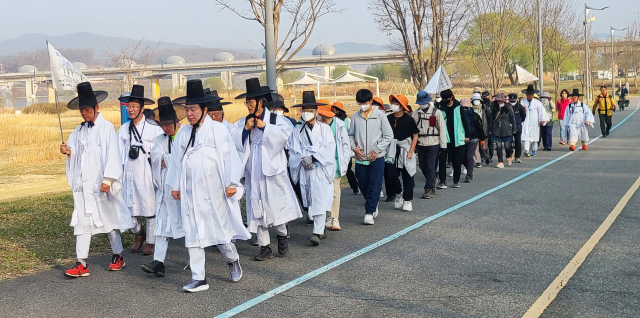 안동시는 산불 피해 발생에 따라 봄철에 계획된 각종 행사를 취소하기로 결정했다. 사진은 지난해 퇴계선생 마지막 귀향길 재현행사 모습. 안동시 제공