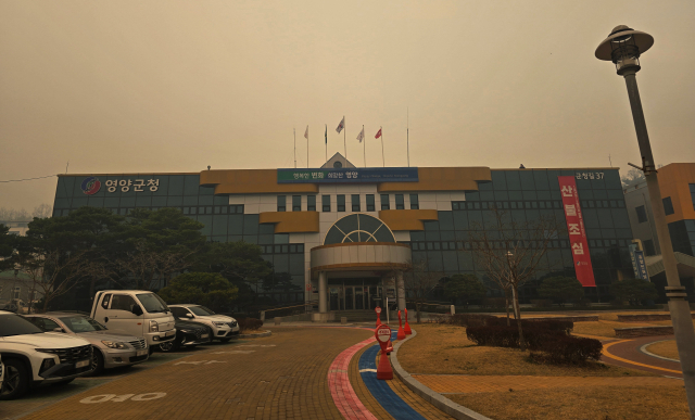 지난 26일 대형 산불로 여파로 도심 내 연기가 가득찬 경북 영양군청의 전경. 김영진 기자