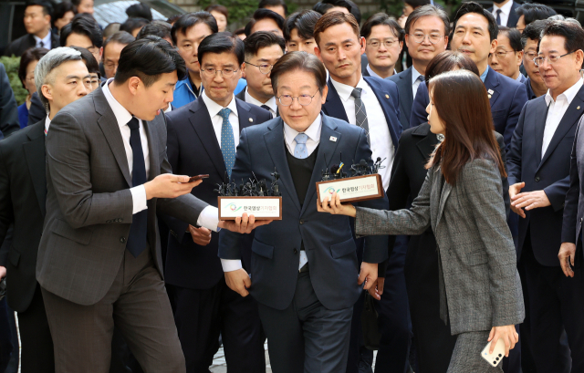 더불어민주당 이재명 대표가 26일 서울 서초구 서울고등법원에서 열린 공직선거법 위반 혐의 항소심 선고공판에 출석하고 있다. 연합뉴스
