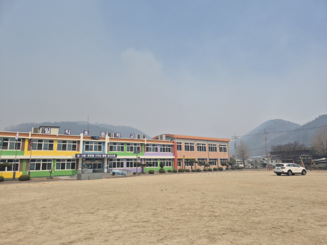 26일 오후 1시쯤 방문한 원호1리의 일직초등학교의 모습. 초등학교 주변을 뿌연 연기와 탄내가 감싸고 있다. 김지수 기자.
