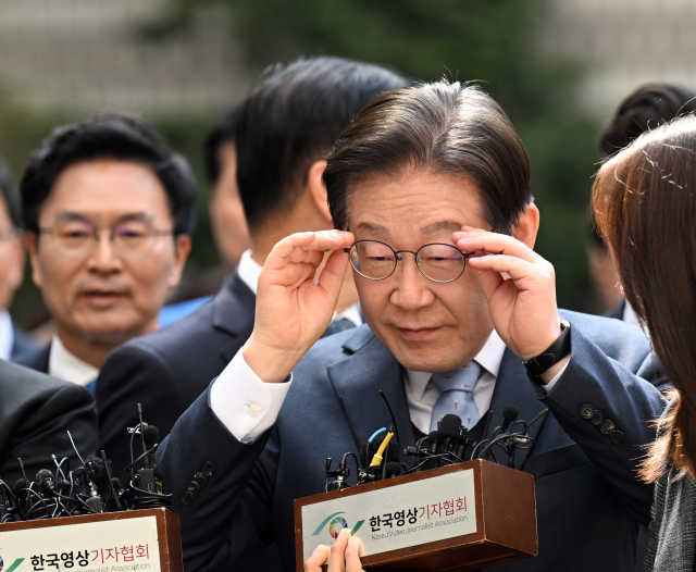 더불어민주당 이재명 대표가 26일 서울 서초구 서울고등법원에서 열린 공직선거법 위반 혐의 항소심 선고 공판에 출석하고 있다. 연합뉴스