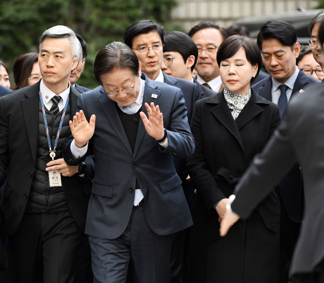 더불어민주당 이재명 대표가 26일 서울 서초구 서울고등법원에서 열린 공직선거법 위반 혐의 항소심 선고 공판에 출석하고 있다. 연합뉴스
