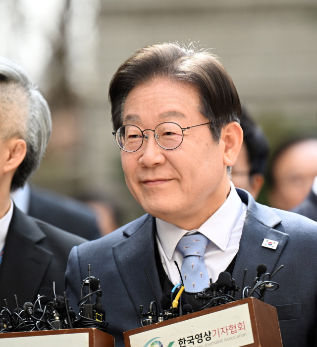 더불어민주당 이재명 대표가 26일 서울 서초구 서울고등법원에서 열린 공직선거법 위반 혐의 항소심 선고 공판에 출석하고 있다. 연합뉴스