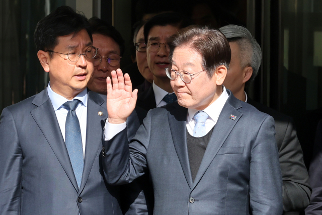 더불어민주당 이재명 대표가 26일 서울중앙지법에서 열린 공직선거법 위반 사건 항소심에서 무죄를 선고받은 뒤 지지자들을 향해 인사하고 있다. 연합뉴스