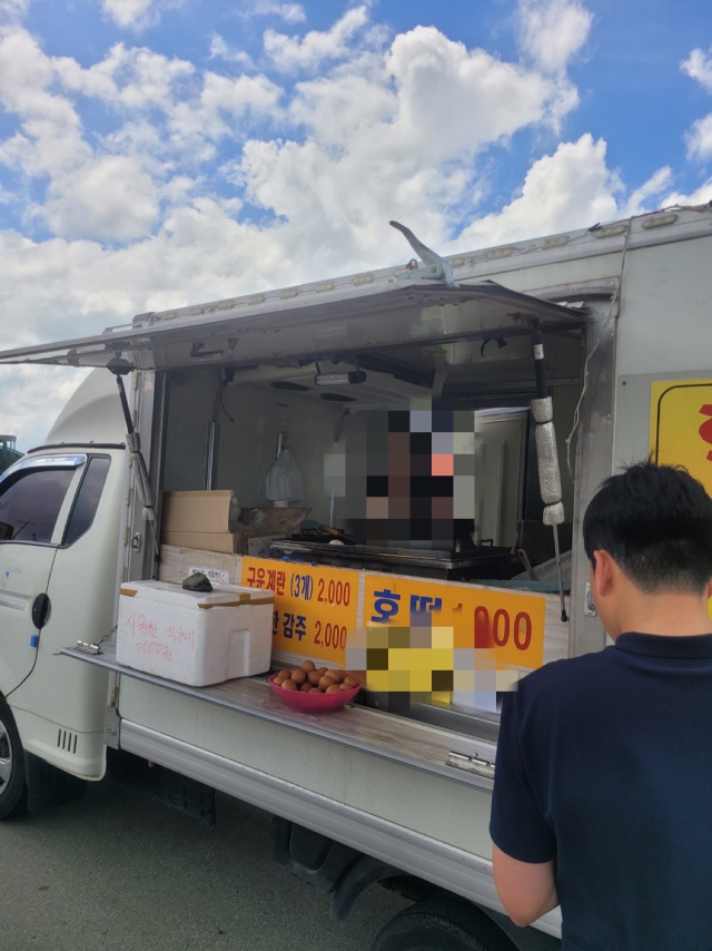포항시 북구청 직원들이 무신고 푸드트럭 불법 영업을 단속하고 있다. 포항시 북구청 제공.