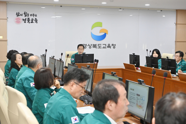26일 임종식 경북교육감이 경북지역 산불 확산에 따라 긴급 대응 회의를 개최하고 피해 상황과 학사 운영에 관해 논의하고 있다. 경북교육청 제공