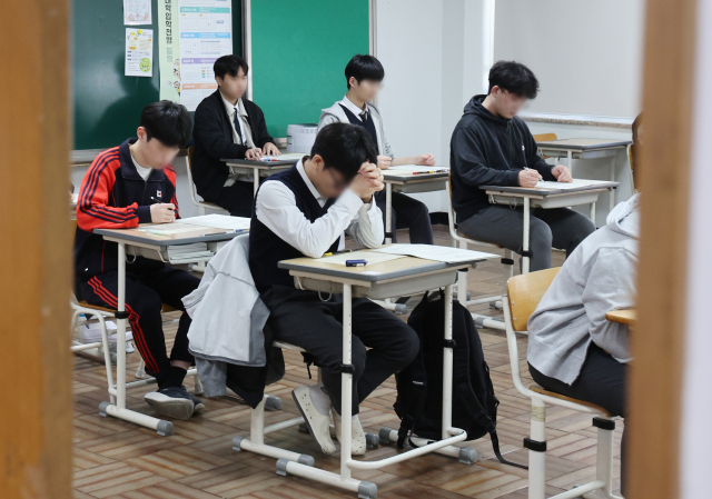 올 수험생 첫 시험인 전국연합학력평가가 실시된 26일 부산 동구 부산고등학교 3학년 교실에서 학생들이 시험을 준비하고 있다. 연합뉴스