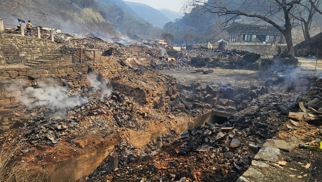 의성 산불로 잿더미로 변한 고운사 전각들. 가운루가 있던 자리에는 기왓장과 타다남은 기둥만 남아있다.장성현 기자