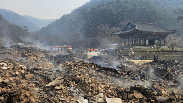 의성 산불로 잿더미로 변한 고운사 전각들. 장성현 기자
