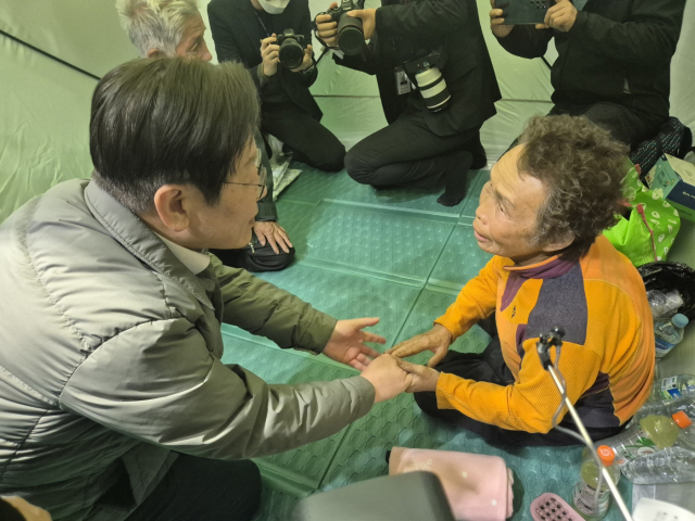 이재명 더불어민주당 대표가 26일 안동체육관을 찾아 산불 피해 이재민들을 위로하고 있다. 김지수 기자