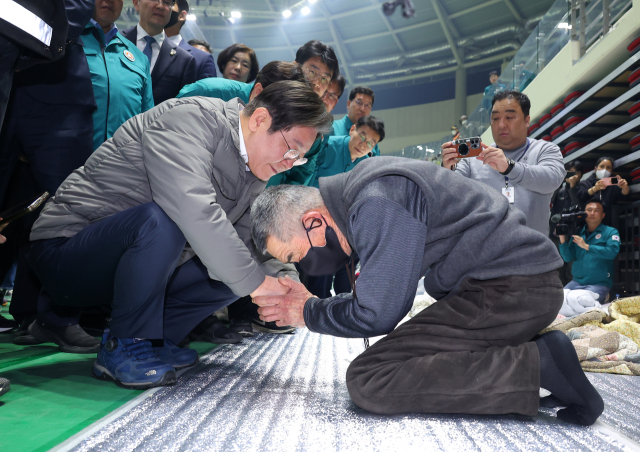 더불어민주당 이재명 대표가 26일 오후 경북 안동시 안동체육관에 마련된 산불 대피시설을 찾아 이재민을 위로하고 있다. 연합뉴스