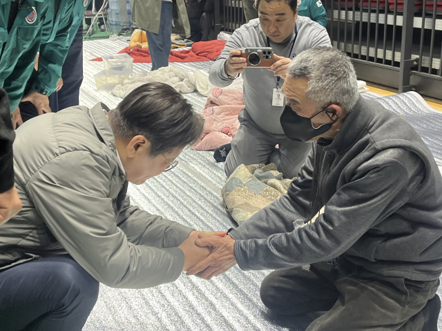 이재명 더불어민주당 대표가 26일 안동체육관을 찾아 산불 피해 이재민들을 위로하고 있다. 정두나 기자
