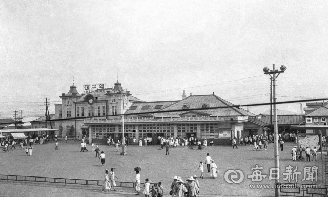 1960년대 초 대구역. 1905년 1월 1일 경부선 개통 후 도심 상권은 대구역을 중심으로 재편됐다. 또 물류 수송이 쉬워 역 주변으로 각종 공장이 들어섰다. 동시에 철길은 대구를 남북으로 갈라 균형발전에 장애 요소가 되기도 했다. 역 건물은 르네상스 풍으로 1913년에 새로 지은 것이다. 사진=매일아카이빙센터