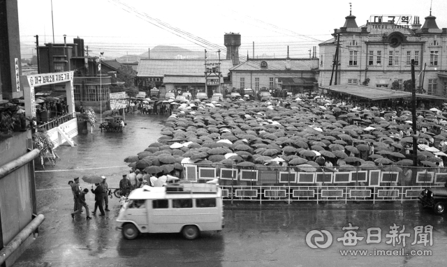 1970년 9월 17일 이효상 국회의장, 백재준 교통부장관, 김덕엽 경북지사, 김수학 대구시장, 국회의원, 시민들이 비가 내리는 가운데 대구역 광장에서 대구 남북 균형발전을 위한 남북소통 지하도 건설 기공식이 열리고 있다. 사진=매일아카이빙센터