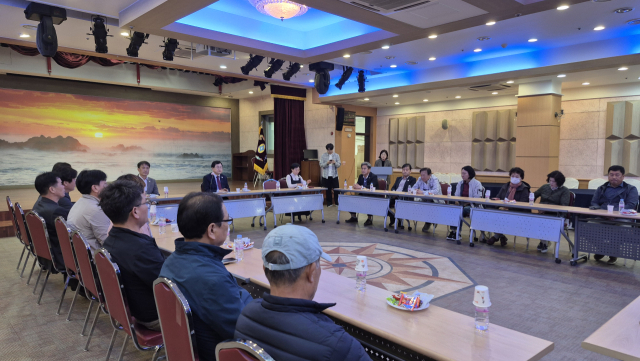 26일 주낙영 경주시장과 동경주 주민들이 문무대왕면 복지회관에서 한수원 본사 일부 사무실의 경주시내 이전 추진에 대해 의견을 나누고 있다.