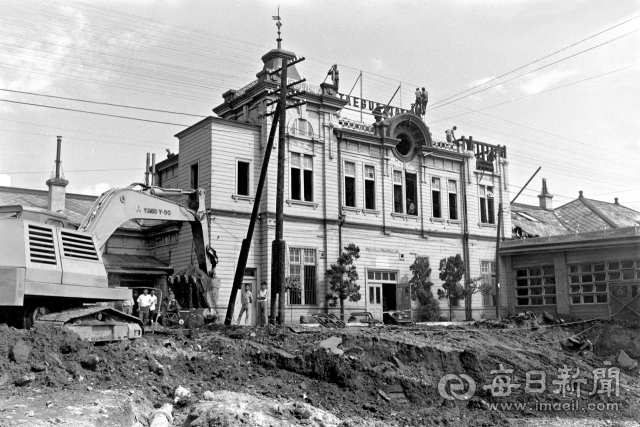 1970년 9월 22일 오전 대구 남북소통 지하도 공사로 역 본관 건물이 헐리고 있다. 역 광장 앞 중앙로에서 산격동 도청으로 향하는 지하도가 역사 본관 아래로 관통하면서 1913년 건축한 고풍스런 이 건물은 아쉽게도 역사 속으로 사라졌다. 사진=매일아카이빙센터