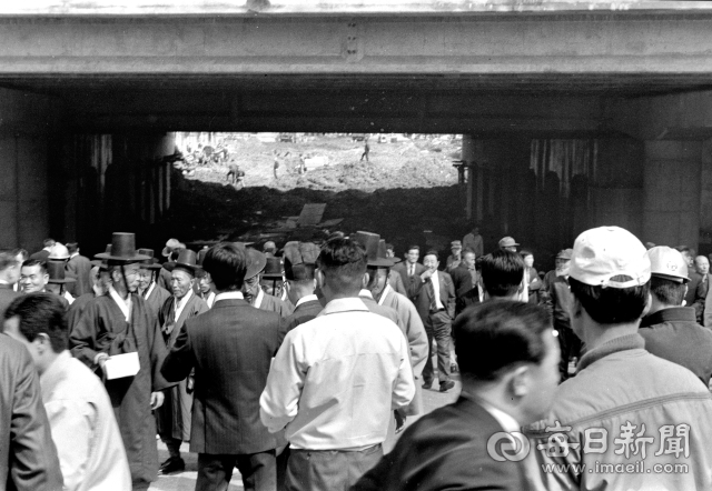 1971년 3월 27일 대구역 남북소통 지하도가 착공 6개월 만에 뚫리자 박해룡 중구청장, 장재호 북구청장을 비롯해 북쪽 칠성동 주민 대표와 남쪽 중앙로 주민 대표들이 공사장에 나와 축하 파티를 열고 있다. 사진=매일아카이빙센터