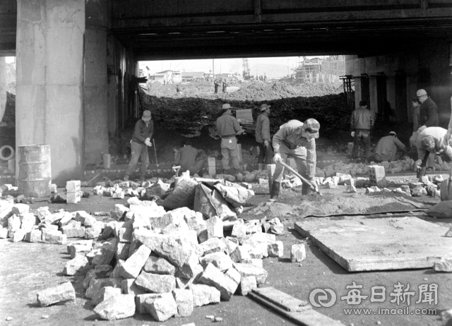 1971년 3월 27일 대구역 남북소통 지하도가 착공 6개월 만에 뚫린 가운데 인부들이 돌을 작게 다듬어 지하도 바닥 공사를 하고 있다. 사진=매일아카이빙센터