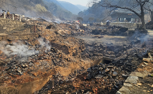 숯덩이, 부서진 기왓장만 남은 천년고찰 고운사
