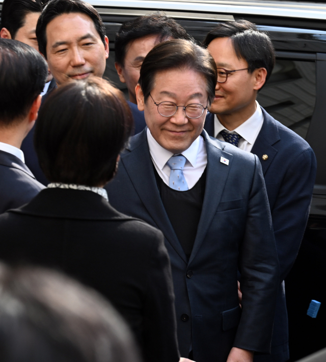 더불어민주당 이재명 대표가 26일 서울 서초구 서울고등법원에서 열린 공직선거법 위반 항소심에서 무죄를 선고받은 뒤 법정을 나서고 있다. 연합뉴스