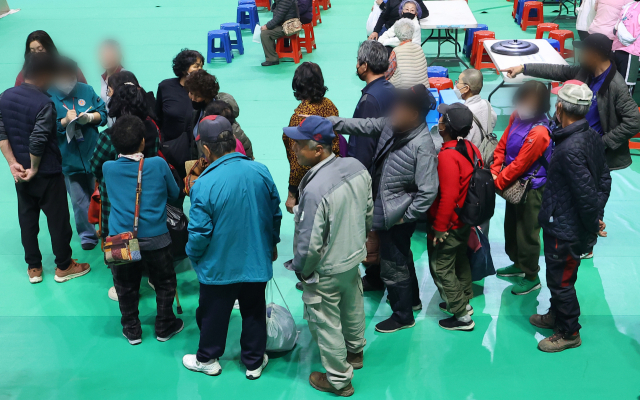 26일 경북 청송군 청송읍 청송국민체육센터에 마련된 대피소에서 주민들이 관계자로부터 안내받고 있다. 연합뉴스