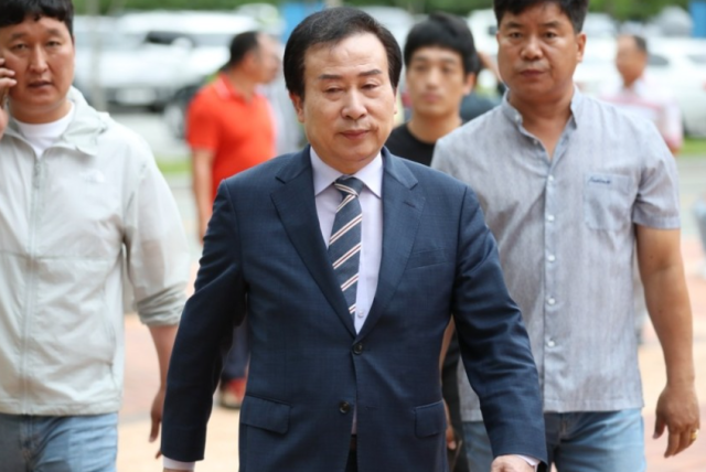 공직선거법 위반 혐의로 불구속기소 된 박홍률 전남 목포시장이 13일 오전 광주지법 목포지원에서 열린 1심 선고 공판에 출석하고 있다. 연합뉴스