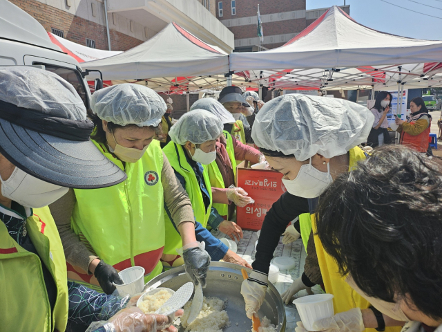 경북사회복지공동모금회(회장 전우헌)는 지난 22일 경북 의성군에서 시작된 산불의 진화작업과 이재민들을 위한 