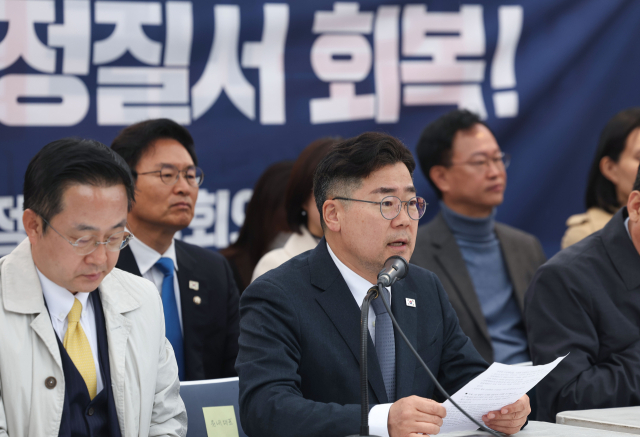 더불어민주당 박찬대 원내대표가 27일 서울 종로구 광화문 천막당사에서 열린 정책조정회의에서 발언하고 있다. 연합뉴스