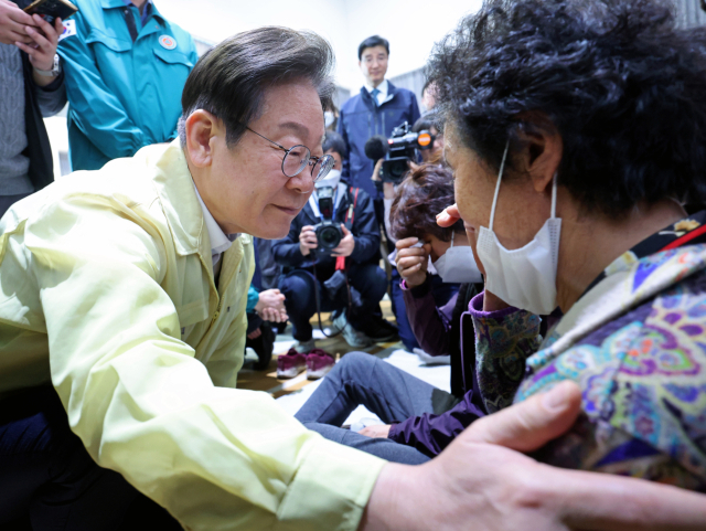 더불어민주당 이재명 대표가 27일 경북 의성군 점곡면 점곡체육회관에 마련된 산불 대피소를 찾아 이재민을 위로하고 있다. 연합뉴스