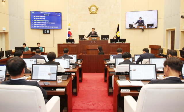 밀양시의회가 제262회 임시회 제2차 본회의에서 의안을 처리하고 있다. 밀양시의회 제공