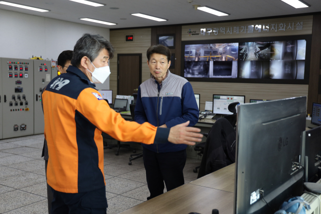대구강서소방서는 26일 대구강서소방서장이 지역 내 자원순환시설에 원스톱 화재 안전컨설팅을 위해 방문했다고 밝혔다. 강서소방서 제공