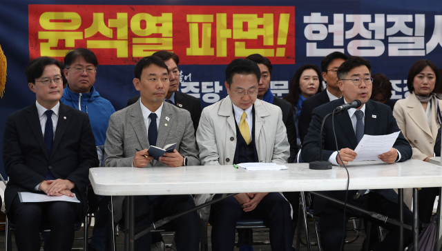 박찬대 더불어민주당 원내대표가 27일 서울 종로구 광화문 천막당사에서 열린 정책조정회의에서 발언하고 있다. 연합뉴스