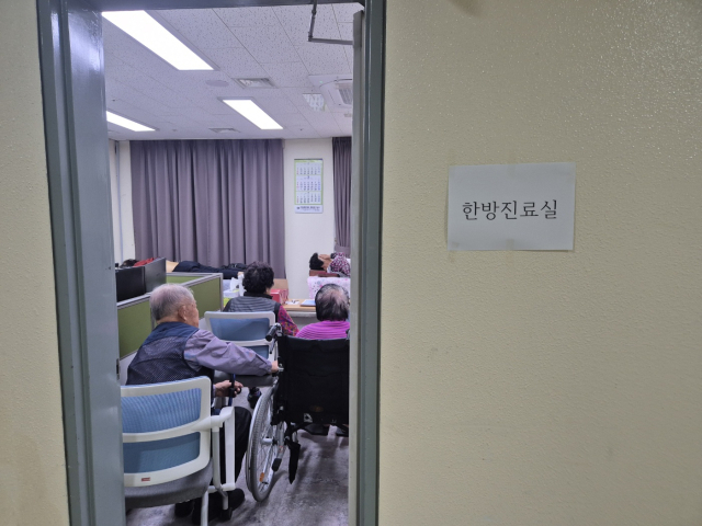 27일 안동체육관 대피소에 차려진 한방진료실에서 진료를 기다리는 이재민들. 김지수 기자
