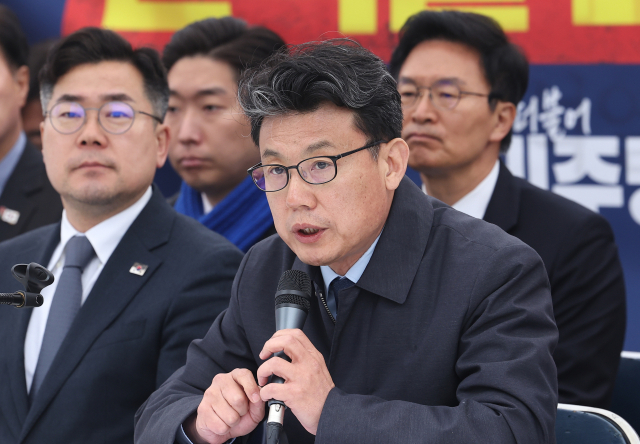 더불어민주당 진성준 정책위의장이 27일 서울 종로구 광화문 천막당사에서 열린 정책조정회의에서 발언하고 있다. 연합뉴스
