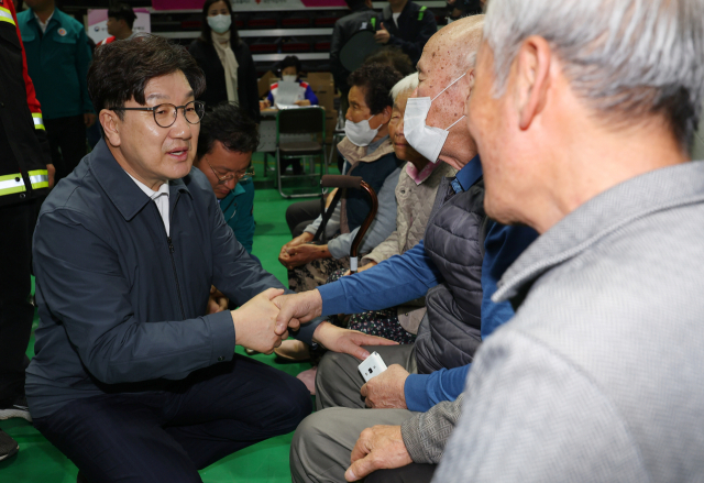 국민의힘 권성동 원내대표가 27일 오후 경북 안동시 안동체육관에 마련된 산불대피소를 찾아 이재민들을 위로하고 있다. 연합뉴스