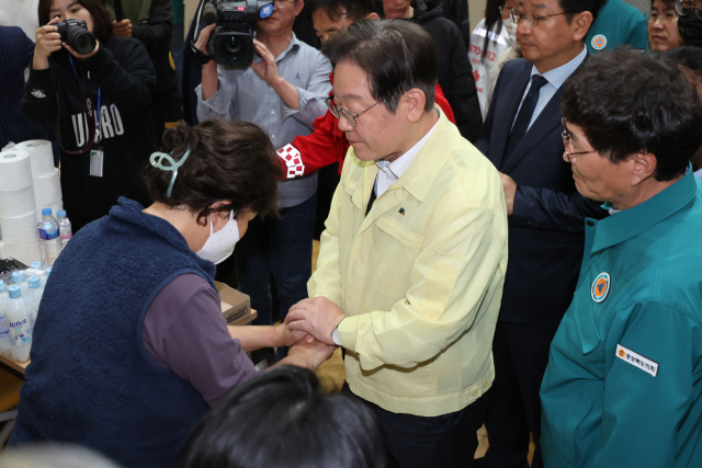 더불어민주당 이재명 대표가 27일 경북 청송군 진보문화체육센터에 마련된 이재민 대피소를 방문해 청송 산불 피해 주민을 위로하고 있다. 연합뉴스