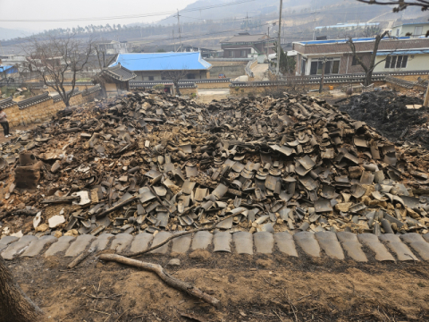 청송 산불, 245년 전통 사남고택도 삼켰다…주왕산까지 잿더미
