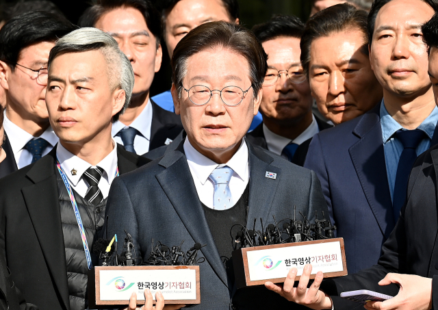 더불어민주당 이재명 대표가 4월26일 서울중앙지법에서 열린 공직선거법 위반 사건 항소심에서 무죄를 선고받은 뒤 입장을 밝히고 있다. 연합뉴스