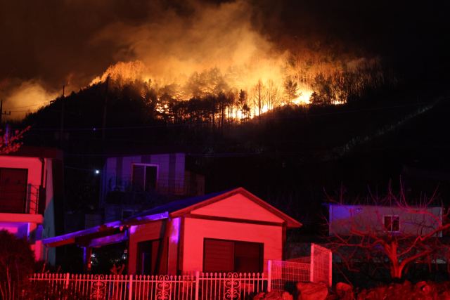 27일 오후 경남 산청군 시천면 야산에서 야간 산불이 확산하고 있다. 연합뉴스