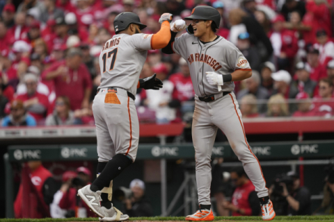 '2볼넷 2득점' 돌아온 이정후, MLB 개막전 짜릿한 역전승 힘 보태