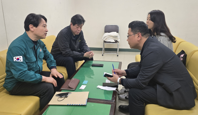 서울시 황성묵 대외협력과장 등 일행이 안동실내체육관을 찾아 이재민 상황을 살피고, 안동시와 이재민 지원 대책을 논의했다. 김영진 기자