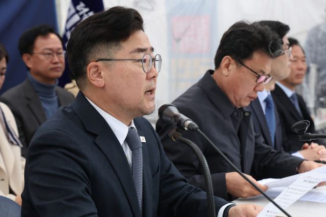 더불어민주당 박찬대 원내대표가 27일 서울 종로구 광화문 천막당사에서 열린 정책조정회의에서 발언하고 있다. 연합뉴스