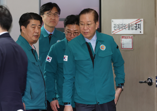 국민의힘 권영세 비상대책위원장이 27일 서울 종로구 정부서울청사 중앙재난안전상황실을 방문해 산불 현황을 보고 받고 산불재난대응 특별위원회 회의에 참석하고 있다. 연합뉴스