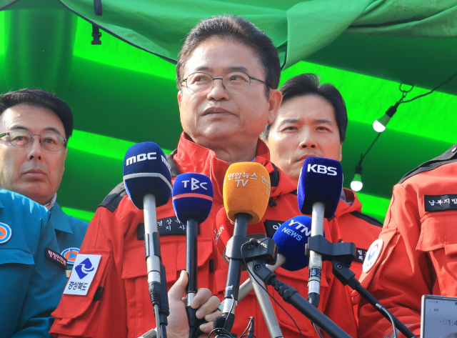 이철우 경북도지사가 23일 경북 의성군 안평면사무소에 설치된 지회 본부에서 의성 산불 상황을 알리는 기자회견을 하고 있다. 연합뉴스