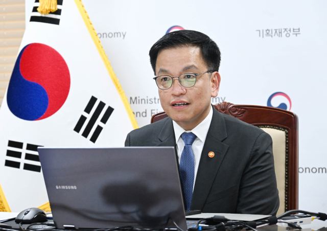 28일 기획재정부는 4월 개인 투자용 국채를 1천200억원 발행할 계획이라고 밝혔다. 최상목 부총리 겸 기획재정부 장관이 27일 정부서울청사에서 피터 스네이어스 유로클리어 CEO와 화상 면담을 하고 있다. 연합뉴스