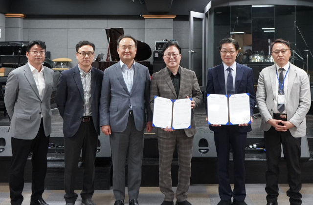 DIMF-경북예술고등학교 업무협약 체결 사진. 왼쪽에서 세번째부터 신철원 협성교육재단 이사장, 배성혁 DIMF 집행위원장, 장진경 경북예고 교장. DIMF 제공