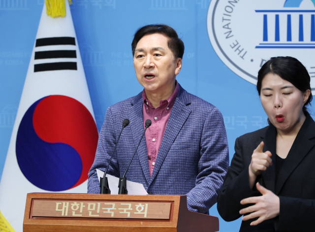 국민의힘 김기현 의원이 28일 서울 여의도 국회 소통관에서 기자회견을 열고 더불어민주당 이재명 대표의 공직선거법 위반 사건 항소심에서 서울고법의 무죄판결에 대해 대법원의 
