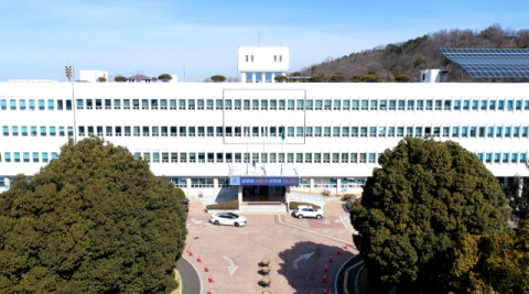 영원무역 성기학 회장, 4일 창녕군에 산불 피해 희생자 위한 성금 1억 원 기부